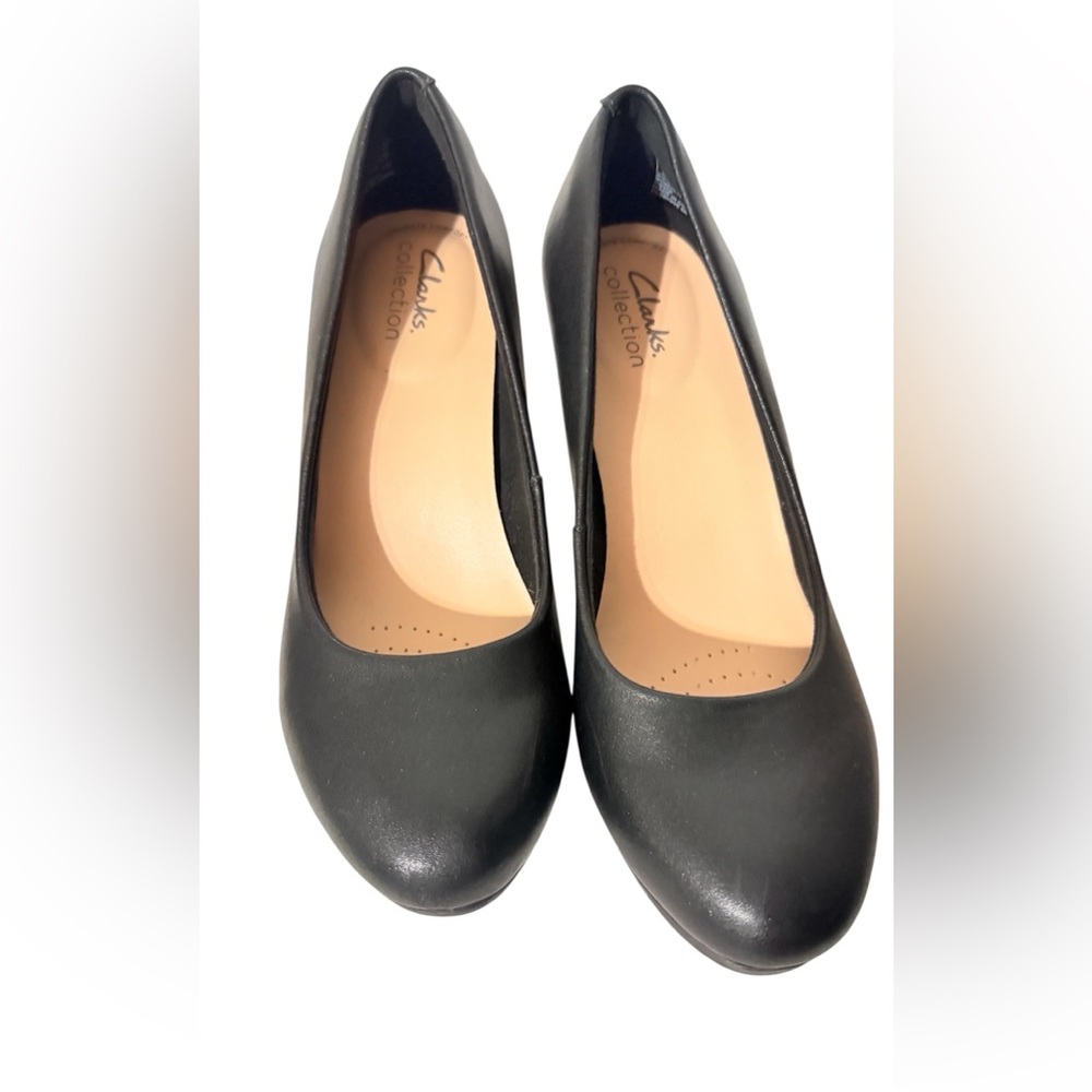 Clarks Black Round-Toe Leather Pumps